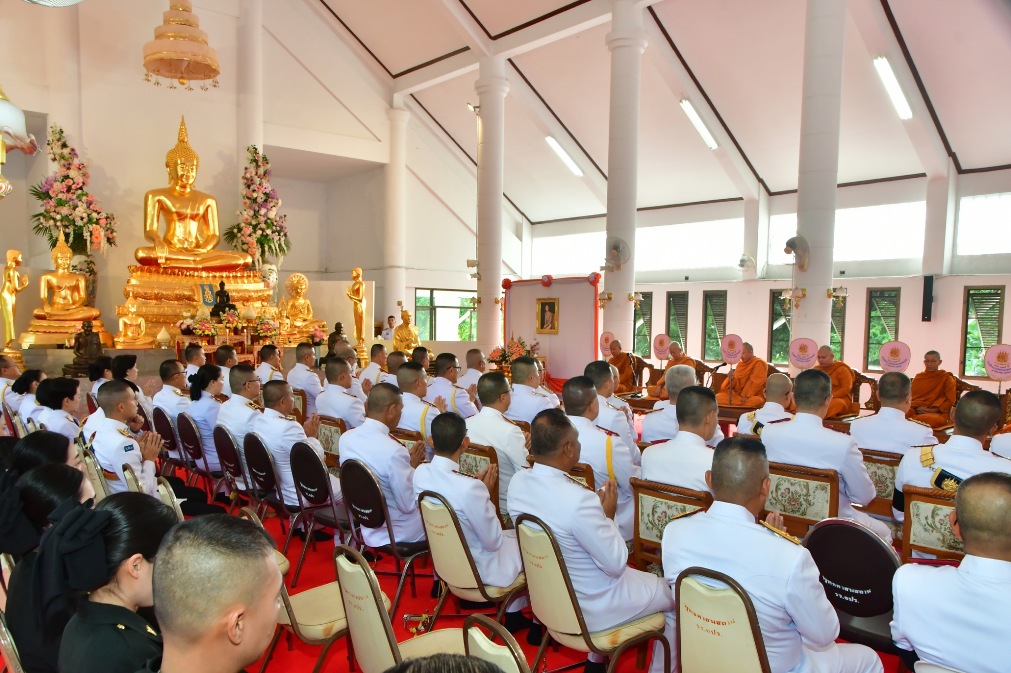 วันที่ 3 ก.ค. 69 / BD906 / เมื่อวันที่ 3 กรกฎาคม 2569 นำโดย พันเอก จิระเดช วงศ์สุวัฒน์ และ พันเอก สนธิเดช พูลสวัสดิ์ รองผู้อำนวยการส่วนวิชาทหาร โรงเรียนนายร้อยพระจุลจอมเกล้า ได้นำกำลังพลส่วนวิชาทหาร โรงเรียนนายร้อยพระจุลจอมเกล้า ร่วมพิธีเจริญพระพุทธมนต์ และทำบุญตักบาตรถวายเป็นพระราชกุศล ณ พุทธศาสนสถาน โรงเรียนนายร้อยพระจุลจอมเกล้า และเข้าร่วมกิจกรรมจิตอาสาพัฒนา ณ สำนักงานการท่องเที่ยว โรงเรียนนายร้อยพระจุลจอมเกล้า เพื่อถวายเป็นพระราชกุศลแด่ สมเด็จพระเจ้าน้องนางเธอ เจ้าฟ้าจุฬาภรณวลัยลักษณ์ อัครราชกุมารี กรมพระศรีสวางควัฒน วรขัตติยราชนารี เนื่องในโอกาสคล้ายวันประสูติ 4 กรกฎาคม 2569 โดยมี พลตรี เอกอนันต์ เหมะบุตร รองผู้บัญชาการโรงเรียนนายร้อยพระจุลจอมเกล้า เป็นประธานในพิธี
