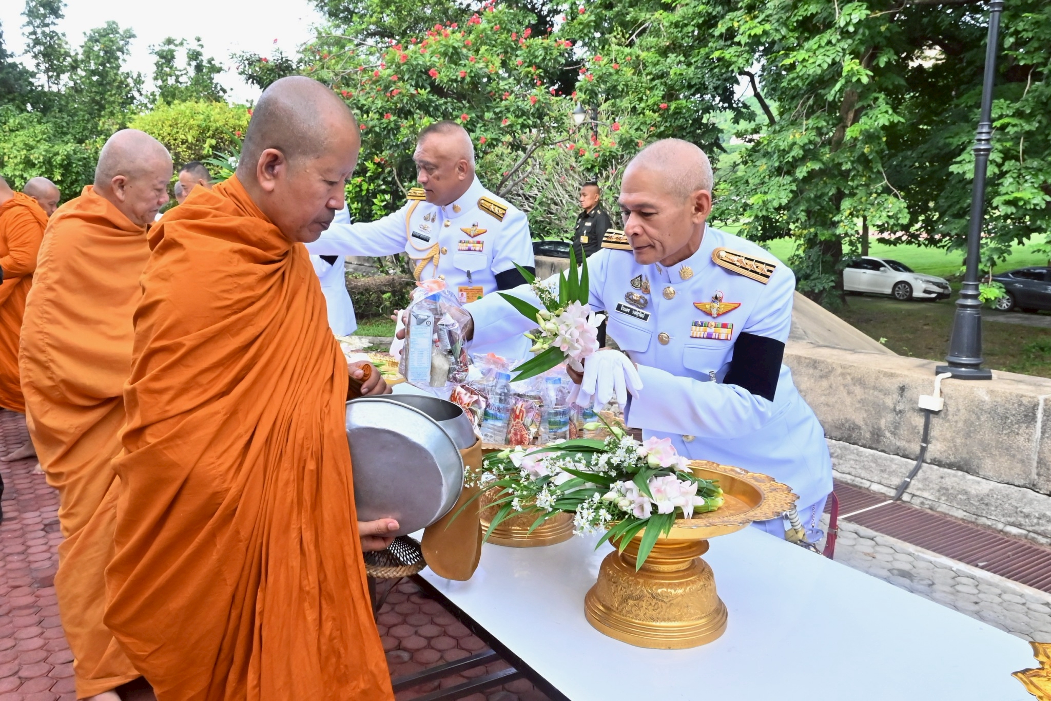 วันที่ 3 ก.ค. 69 / BD906 / เมื่อวันที่ 3 กรกฎาคม 2569 นำโดย พันเอก จิระเดช วงศ์สุวัฒน์ และ พันเอก สนธิเดช พูลสวัสดิ์ รองผู้อำนวยการส่วนวิชาทหาร โรงเรียนนายร้อยพระจุลจอมเกล้า ได้นำกำลังพลส่วนวิชาทหาร โรงเรียนนายร้อยพระจุลจอมเกล้า ร่วมพิธีเจริญพระพุทธมนต์ และทำบุญตักบาตรถวายเป็นพระราชกุศล ณ พุทธศาสนสถาน โรงเรียนนายร้อยพระจุลจอมเกล้า และเข้าร่วมกิจกรรมจิตอาสาพัฒนา ณ สำนักงานการท่องเที่ยว โรงเรียนนายร้อยพระจุลจอมเกล้า เพื่อถวายเป็นพระราชกุศลแด่ สมเด็จพระเจ้าน้องนางเธอ เจ้าฟ้าจุฬาภรณวลัยลักษณ์ อัครราชกุมารี กรมพระศรีสวางควัฒน วรขัตติยราชนารี เนื่องในโอกาสคล้ายวันประสูติ 4 กรกฎาคม 2569 โดยมี พลตรี เอกอนันต์ เหมะบุตร รองผู้บัญชาการโรงเรียนนายร้อยพระจุลจอมเกล้า เป็นประธานในพิธี