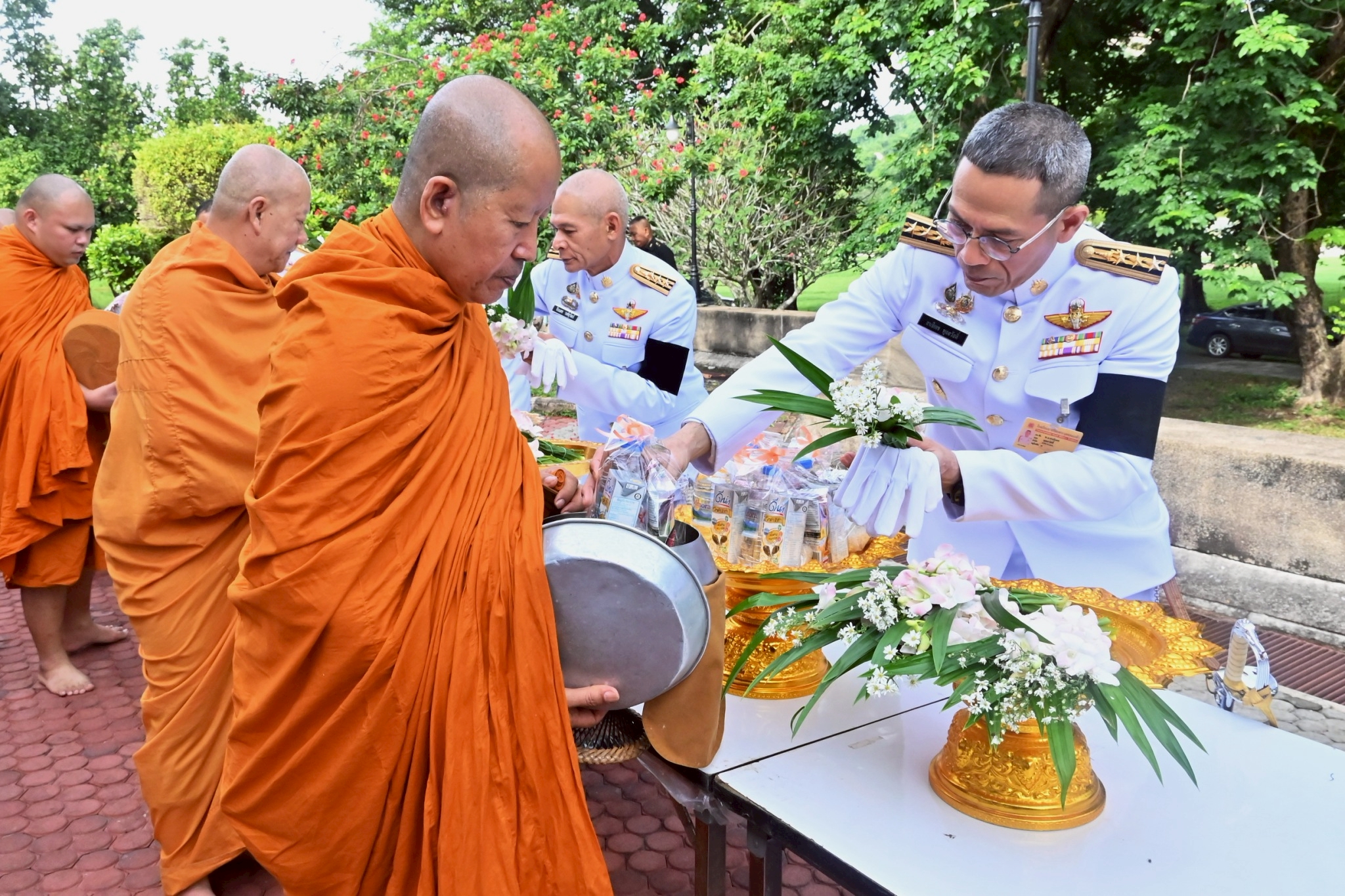 วันที่ 3 ก.ค. 69 / BD906 / เมื่อวันที่ 3 กรกฎาคม 2569 นำโดย พันเอก จิระเดช วงศ์สุวัฒน์ และ พันเอก สนธิเดช พูลสวัสดิ์ รองผู้อำนวยการส่วนวิชาทหาร โรงเรียนนายร้อยพระจุลจอมเกล้า ได้นำกำลังพลส่วนวิชาทหาร โรงเรียนนายร้อยพระจุลจอมเกล้า ร่วมพิธีเจริญพระพุทธมนต์ และทำบุญตักบาตรถวายเป็นพระราชกุศล ณ พุทธศาสนสถาน โรงเรียนนายร้อยพระจุลจอมเกล้า และเข้าร่วมกิจกรรมจิตอาสาพัฒนา ณ สำนักงานการท่องเที่ยว โรงเรียนนายร้อยพระจุลจอมเกล้า เพื่อถวายเป็นพระราชกุศลแด่ สมเด็จพระเจ้าน้องนางเธอ เจ้าฟ้าจุฬาภรณวลัยลักษณ์ อัครราชกุมารี กรมพระศรีสวางควัฒน วรขัตติยราชนารี เนื่องในโอกาสคล้ายวันประสูติ 4 กรกฎาคม 2569 โดยมี พลตรี เอกอนันต์ เหมะบุตร รองผู้บัญชาการโรงเรียนนายร้อยพระจุลจอมเกล้า เป็นประธานในพิธี