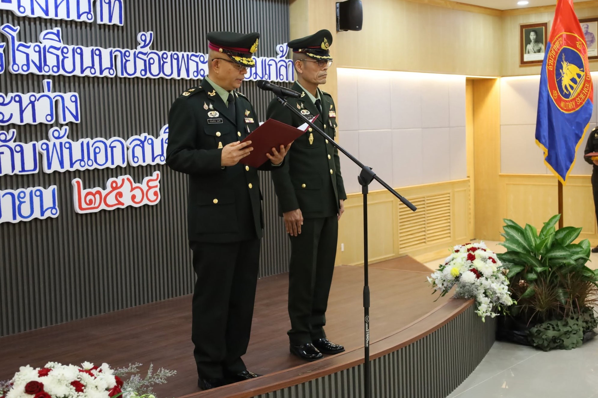 พิธีรับ-ส่งหน้าที่ ผู้อำนวยการส่วนวิชาทหาร โรงเรียนนายร้อยพระจุลจอมเกล้า ระหว่าง พลตรี ศรัณย์ภัทร พลศรี
(ท่านเดิม) กับ พลตรี สนธิเดช พูลสวัสดิ์ (ท่านใหม่) / วันที่ 29 กันยายน 2569 / ChangeOfCommandCeremony69 / เมื่อวันพฤหัสบดีที่ 29 กันยายน 2569 ส่วนวิชาทหาร โรงเรียนนายร้อยพระจุลจอมเกล้า จัดพิธีรับ-ส่งหน้าที่ ผู้อำนวยการส่วนวิชาทหาร โรงเรียนนายร้อยพระจุลจอมเกล้า ระหว่าง พลตรี ศรัณย์ภัทร พลศรี (ท่านเดิม) กับ พลตรี สนธิเดช พูลสวัสดิ์ (ท่านใหม่)
ในการนี้ มีคณะผู้บังคับบัญชา ข้าราชการ ลูกจ้าง พนักงานราชการ ส่วนวิชาทหาร โรงเรียนนายร้อยพระจุลจอมเกล้า เข้าร่วมพิธีประกอบด้วย พิธีสักการะสิ่งศักดิ์สิทธิ์ภายในหน่วย พิธีลงนามในเอกสารรับ-ส่งหน้าที่ ณ ห้องผ่านฟ้ารำลึก และพิธีส่งมอบการบังคับบัญชา ณ ห้องประชุม ชั้น 3 ส่วนวิชาทหาร โรงเรียนนายร้อยพระจุลจอมเกล้า