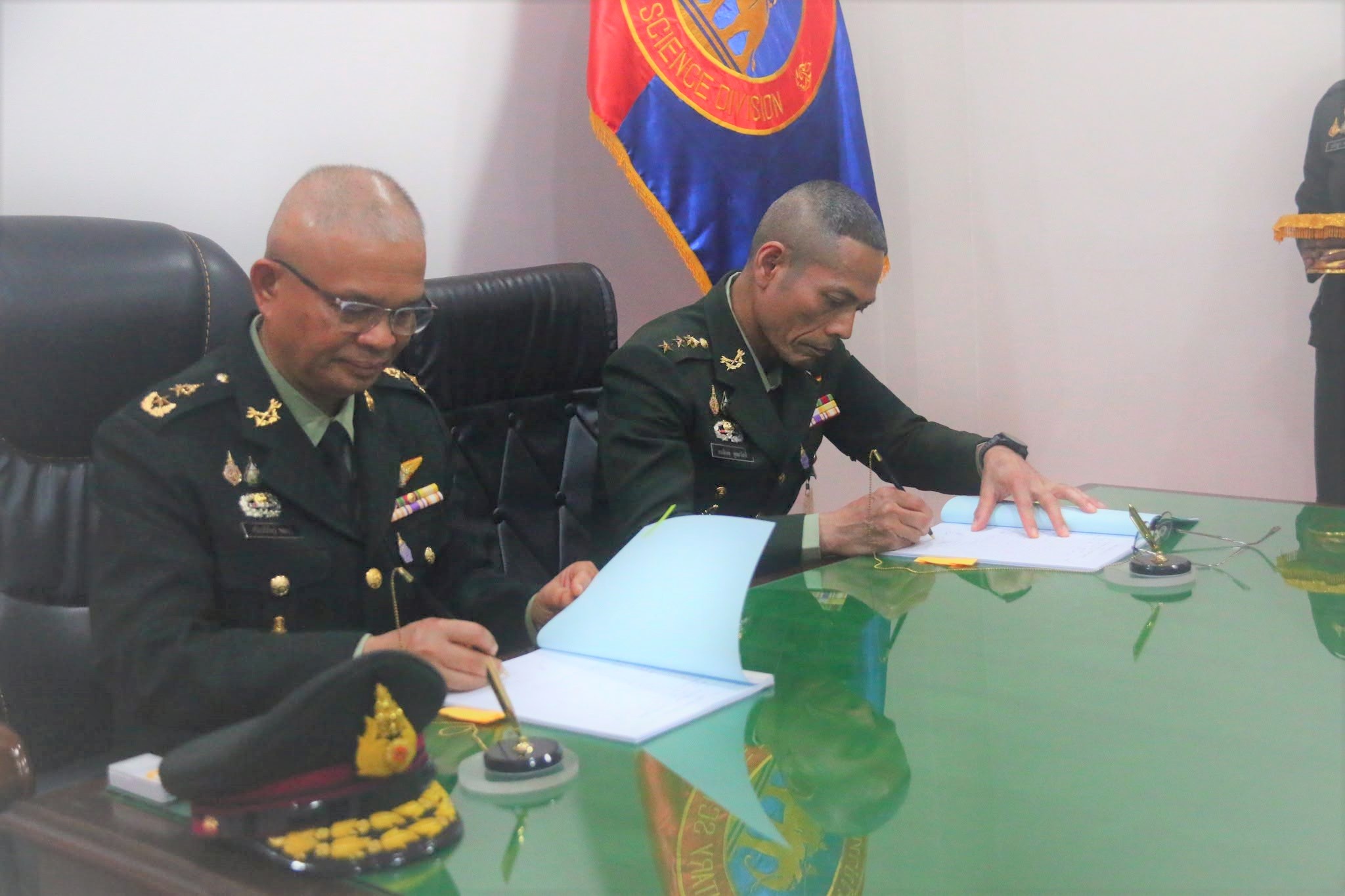 พิธีรับ-ส่งหน้าที่ ผู้อำนวยการส่วนวิชาทหาร โรงเรียนนายร้อยพระจุลจอมเกล้า ระหว่าง พลตรี ศรัณย์ภัทร พลศรี
(ท่านเดิม) กับ พลตรี สนธิเดช พูลสวัสดิ์ (ท่านใหม่) / วันที่ 29 กันยายน 2569 / ChangeOfCommandCeremony69 / เมื่อวันพฤหัสบดีที่ 29 กันยายน 2569 ส่วนวิชาทหาร โรงเรียนนายร้อยพระจุลจอมเกล้า จัดพิธีรับ-ส่งหน้าที่ ผู้อำนวยการส่วนวิชาทหาร โรงเรียนนายร้อยพระจุลจอมเกล้า ระหว่าง พลตรี ศรัณย์ภัทร พลศรี (ท่านเดิม) กับ พลตรี สนธิเดช พูลสวัสดิ์ (ท่านใหม่)
ในการนี้ มีคณะผู้บังคับบัญชา ข้าราชการ ลูกจ้าง พนักงานราชการ ส่วนวิชาทหาร โรงเรียนนายร้อยพระจุลจอมเกล้า เข้าร่วมพิธีประกอบด้วย พิธีสักการะสิ่งศักดิ์สิทธิ์ภายในหน่วย พิธีลงนามในเอกสารรับ-ส่งหน้าที่ ณ ห้องผ่านฟ้ารำลึก และพิธีส่งมอบการบังคับบัญชา ณ ห้องประชุม ชั้น 3 ส่วนวิชาทหาร โรงเรียนนายร้อยพระจุลจอมเกล้า