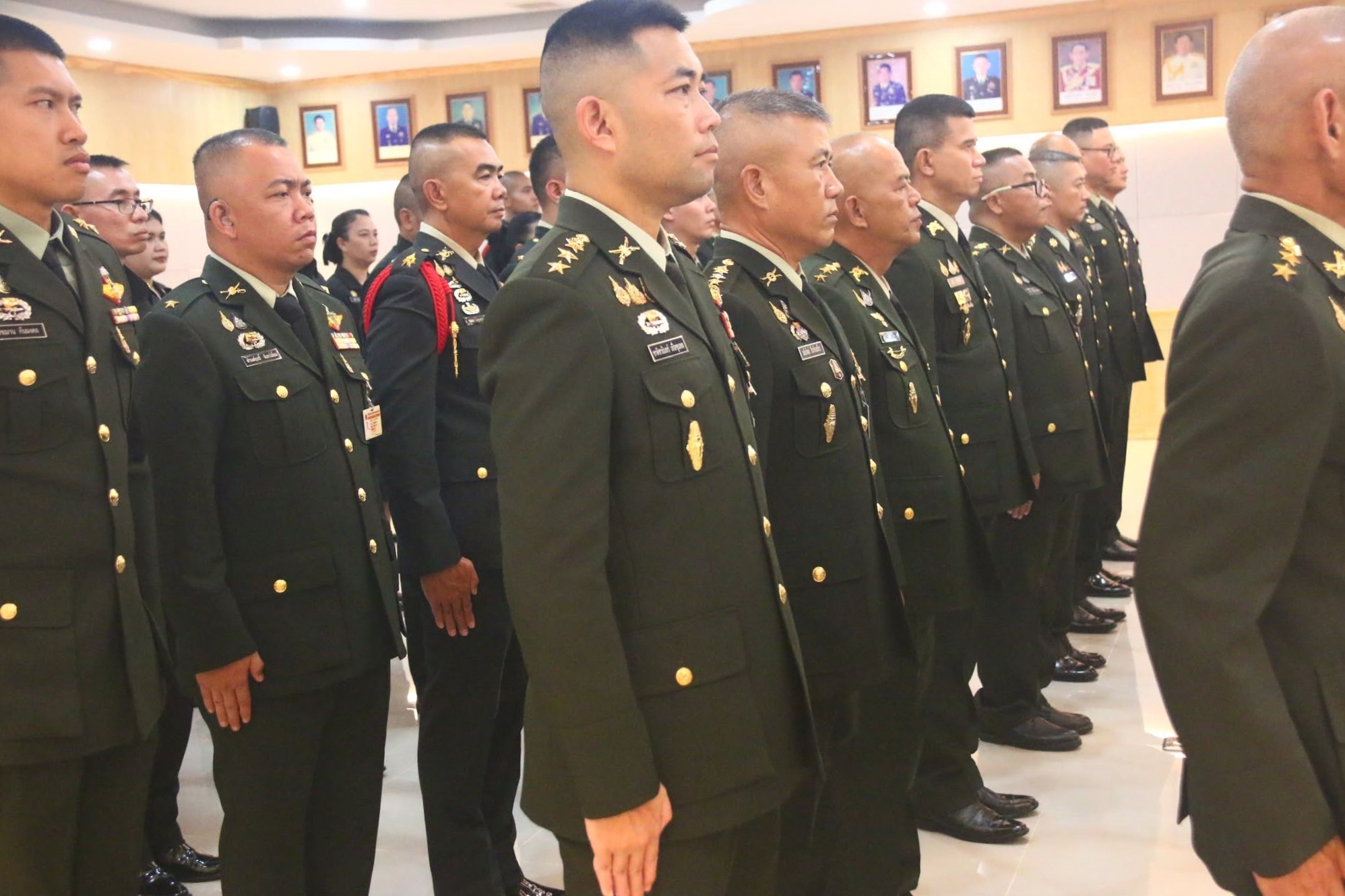 พิธีรับ-ส่งหน้าที่ ผู้อำนวยการส่วนวิชาทหาร โรงเรียนนายร้อยพระจุลจอมเกล้า ระหว่าง พลตรี ศรัณย์ภัทร พลศรี
(ท่านเดิม) กับ พลตรี สนธิเดช พูลสวัสดิ์ (ท่านใหม่) / วันที่ 29 กันยายน 2569 / ChangeOfCommandCeremony69 / เมื่อวันพฤหัสบดีที่ 29 กันยายน 2569 ส่วนวิชาทหาร โรงเรียนนายร้อยพระจุลจอมเกล้า จัดพิธีรับ-ส่งหน้าที่ ผู้อำนวยการส่วนวิชาทหาร โรงเรียนนายร้อยพระจุลจอมเกล้า ระหว่าง พลตรี ศรัณย์ภัทร พลศรี (ท่านเดิม) กับ พลตรี สนธิเดช พูลสวัสดิ์ (ท่านใหม่)
ในการนี้ มีคณะผู้บังคับบัญชา ข้าราชการ ลูกจ้าง พนักงานราชการ ส่วนวิชาทหาร โรงเรียนนายร้อยพระจุลจอมเกล้า เข้าร่วมพิธีประกอบด้วย พิธีสักการะสิ่งศักดิ์สิทธิ์ภายในหน่วย พิธีลงนามในเอกสารรับ-ส่งหน้าที่ ณ ห้องผ่านฟ้ารำลึก และพิธีส่งมอบการบังคับบัญชา ณ ห้องประชุม ชั้น 3 ส่วนวิชาทหาร โรงเรียนนายร้อยพระจุลจอมเกล้า