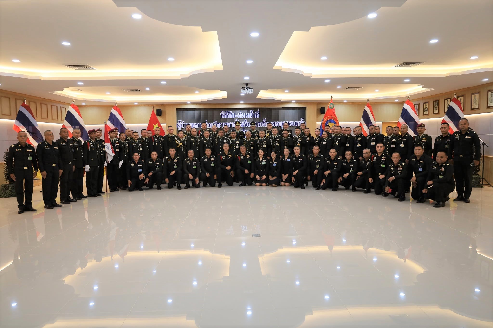 พิธีรับ-ส่งหน้าที่ ผู้อำนวยการส่วนวิชาทหาร โรงเรียนนายร้อยพระจุลจอมเกล้า ระหว่าง พลตรี ศรัณย์ภัทร พลศรี
(ท่านเดิม) กับ พลตรี สนธิเดช พูลสวัสดิ์ (ท่านใหม่) / วันที่ 29 กันยายน 2569 / ChangeOfCommandCeremony69 / เมื่อวันพฤหัสบดีที่ 29 กันยายน 2569 ส่วนวิชาทหาร โรงเรียนนายร้อยพระจุลจอมเกล้า จัดพิธีรับ-ส่งหน้าที่ ผู้อำนวยการส่วนวิชาทหาร โรงเรียนนายร้อยพระจุลจอมเกล้า ระหว่าง พลตรี ศรัณย์ภัทร พลศรี (ท่านเดิม) กับ พลตรี สนธิเดช พูลสวัสดิ์ (ท่านใหม่)
ในการนี้ มีคณะผู้บังคับบัญชา ข้าราชการ ลูกจ้าง พนักงานราชการ ส่วนวิชาทหาร โรงเรียนนายร้อยพระจุลจอมเกล้า เข้าร่วมพิธีประกอบด้วย พิธีสักการะสิ่งศักดิ์สิทธิ์ภายในหน่วย พิธีลงนามในเอกสารรับ-ส่งหน้าที่ ณ ห้องผ่านฟ้ารำลึก และพิธีส่งมอบการบังคับบัญชา ณ ห้องประชุม ชั้น 3 ส่วนวิชาทหาร โรงเรียนนายร้อยพระจุลจอมเกล้า